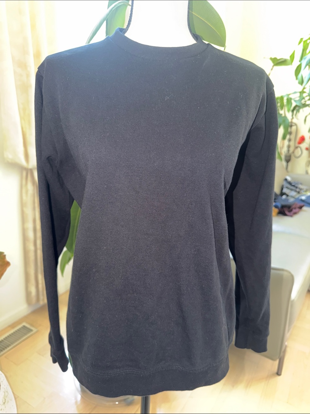 Classic Black Long-Sleeve Men’s Crewneck sweatshirt